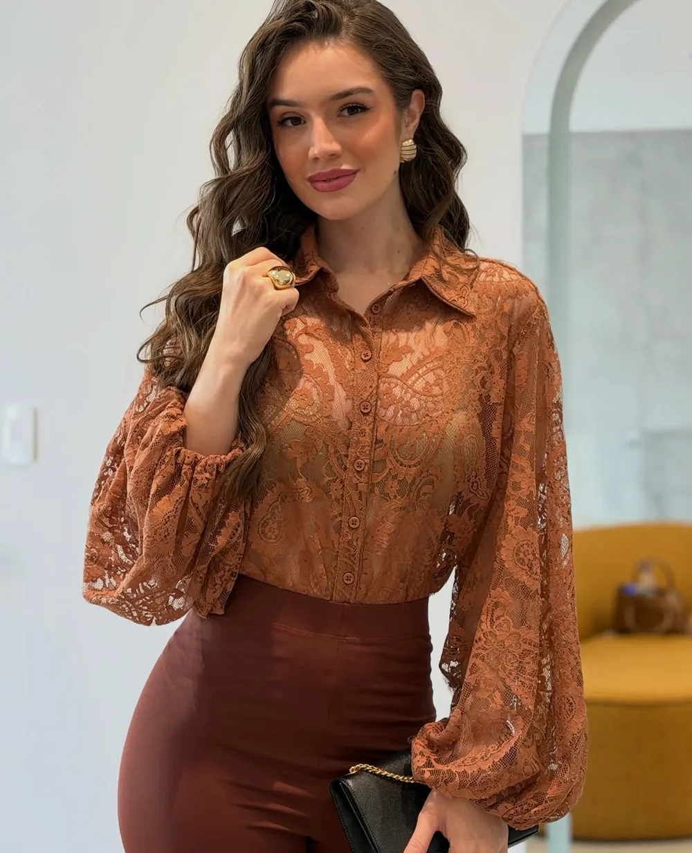 Camisa de renda caramelo e calça pezinho
