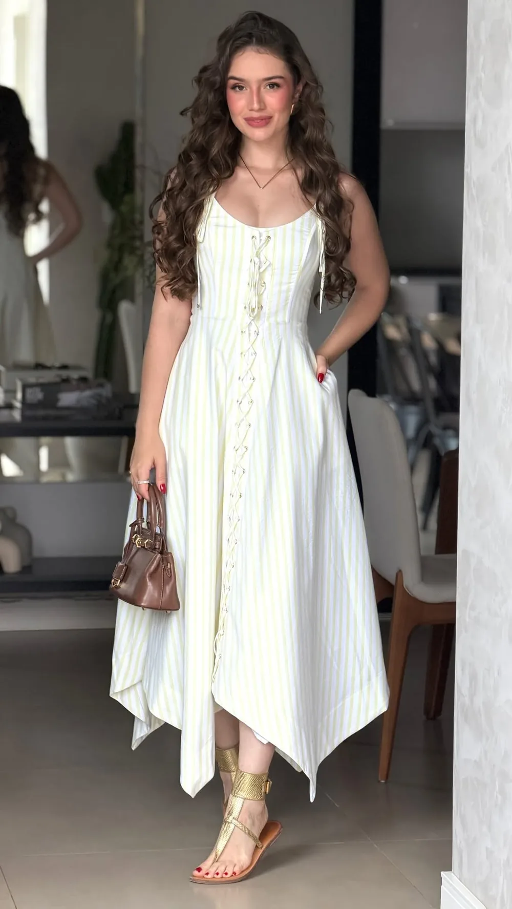 Vestido listrado com amarração frontal