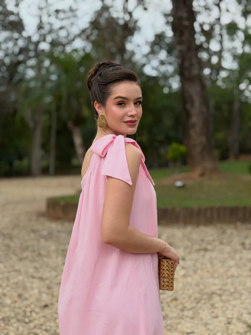 Vestido rosa com amarração em laço nos ombros
